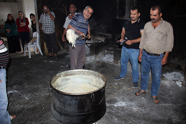 HAYIRSEVERLER TARAFINDAN SABAHIN ERKEN SAATLERİNDE YAPTIRILAN YÖRESEL YEMEK HIRİSİ VATANDAŞLARA DAGITILDI. (ADEM KARAGÖZ/HATAY-İHA)